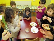 Pečení sněhuláků pro kamarády v Africe